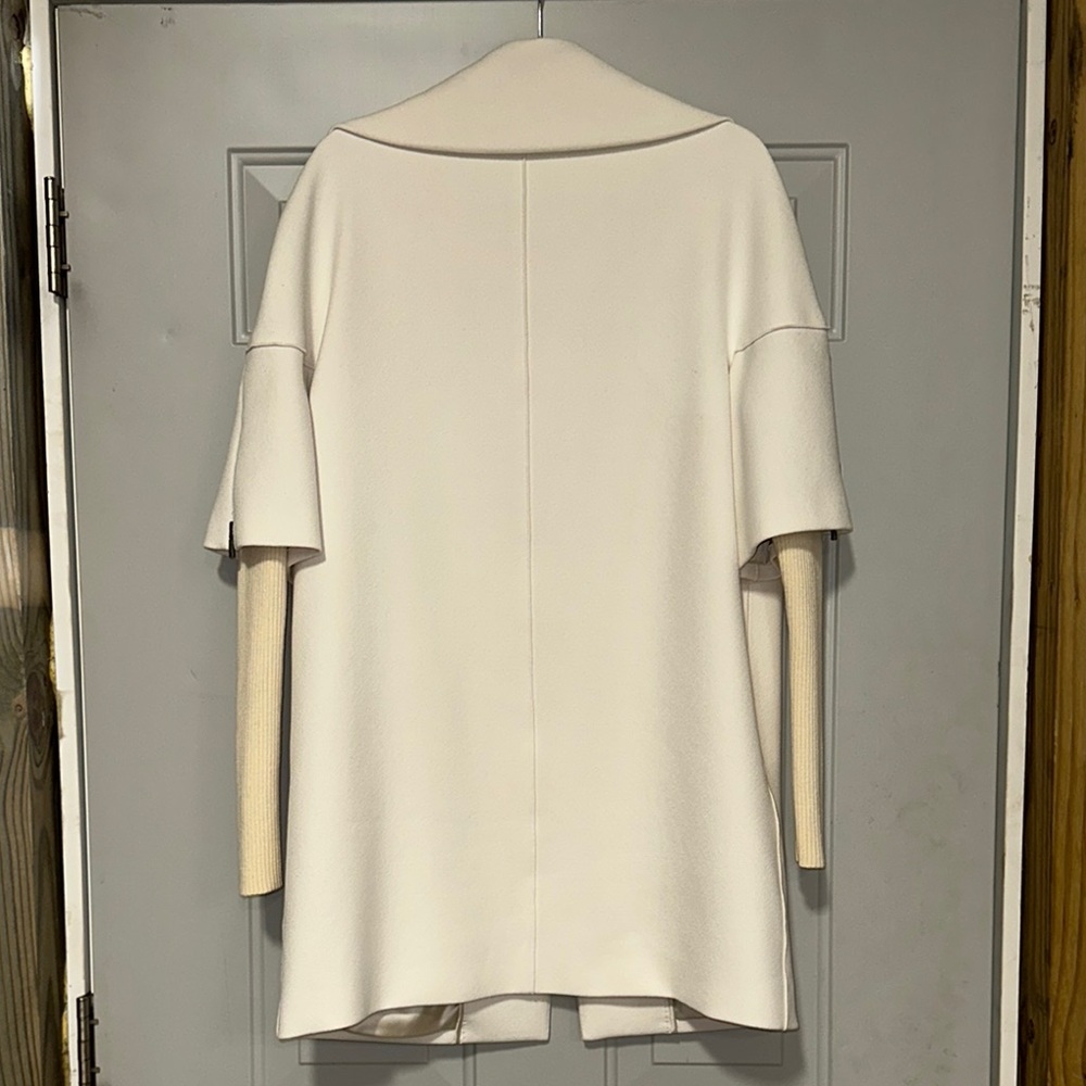 Elie Tahari Cream Cape with Textured Fabric and Wide Collar - Picture 9 of 16